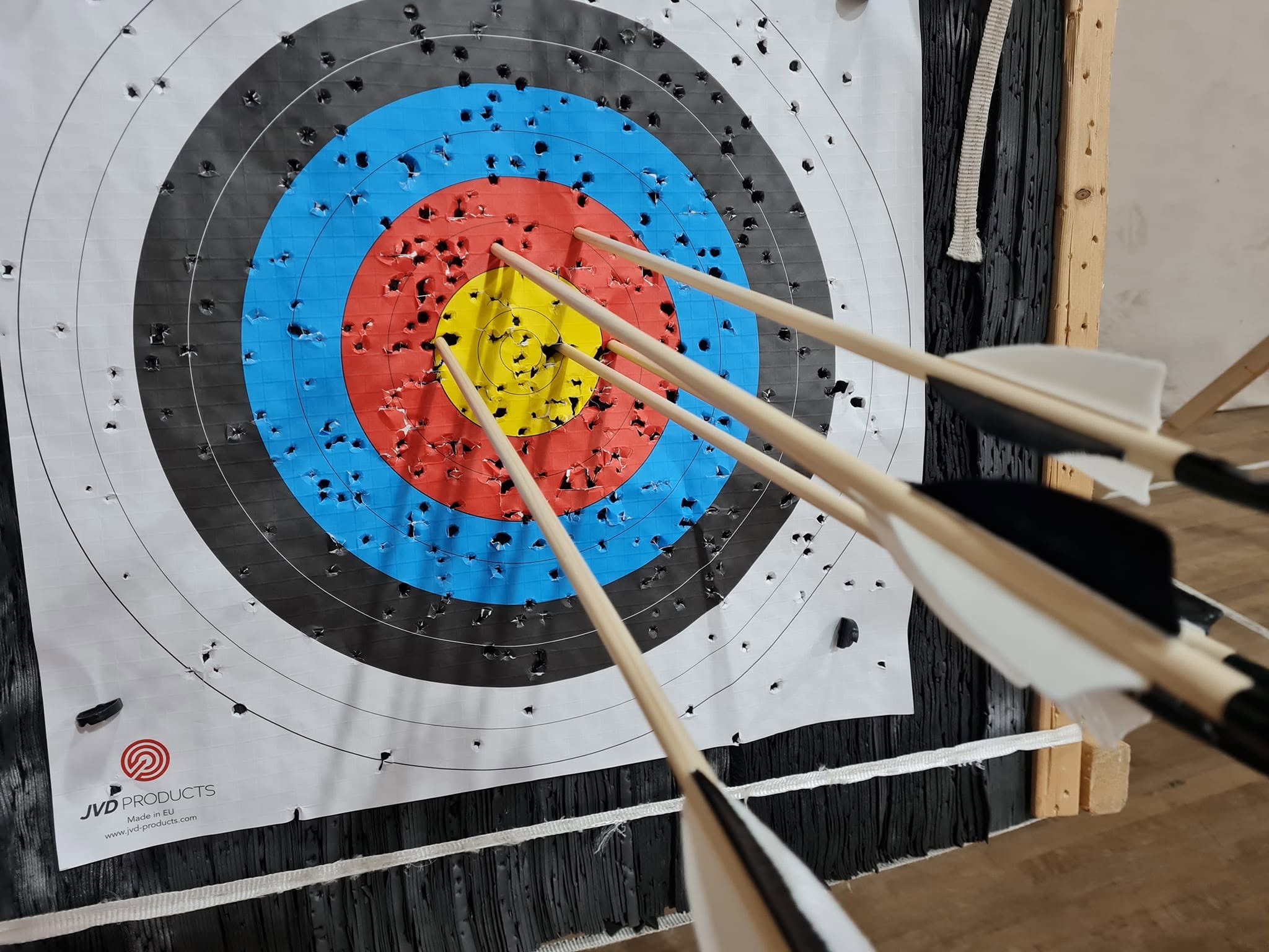 Archery target and grouped arrows